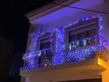 Balcón de Xàbia con luces navideñas