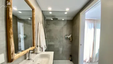 Baño en suite en este dormitorio principal