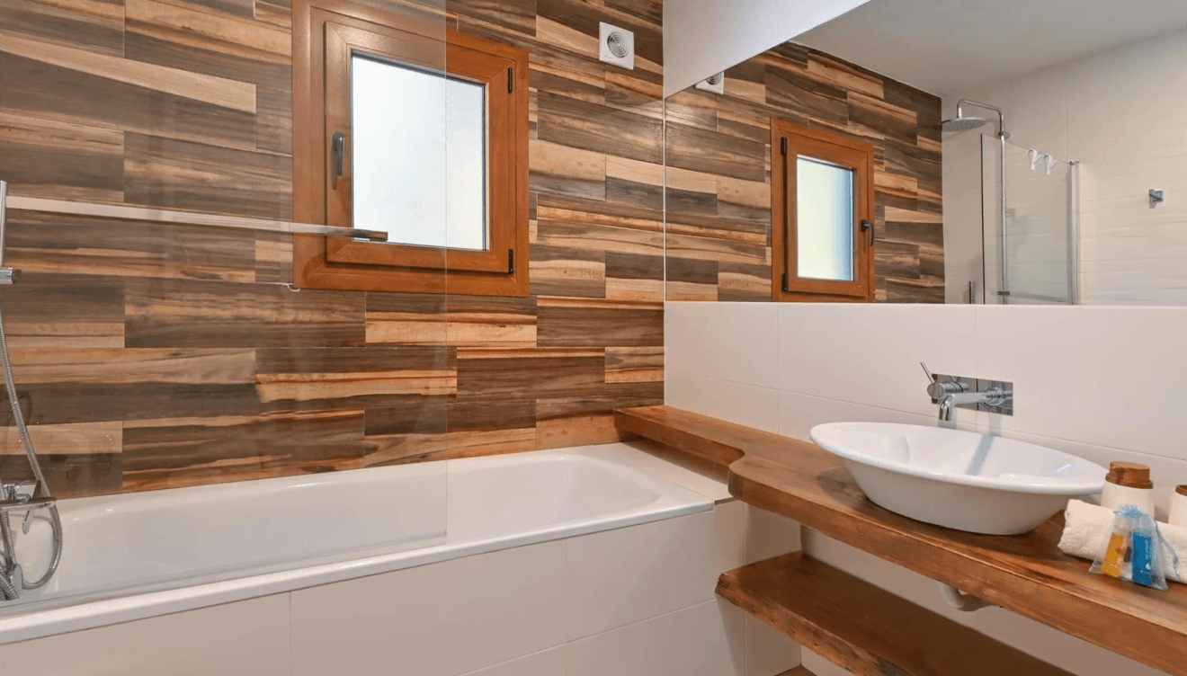 Baño moderno con bañera y lavabo