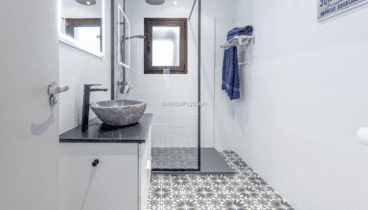 Baño moderno y renovado para relajarte