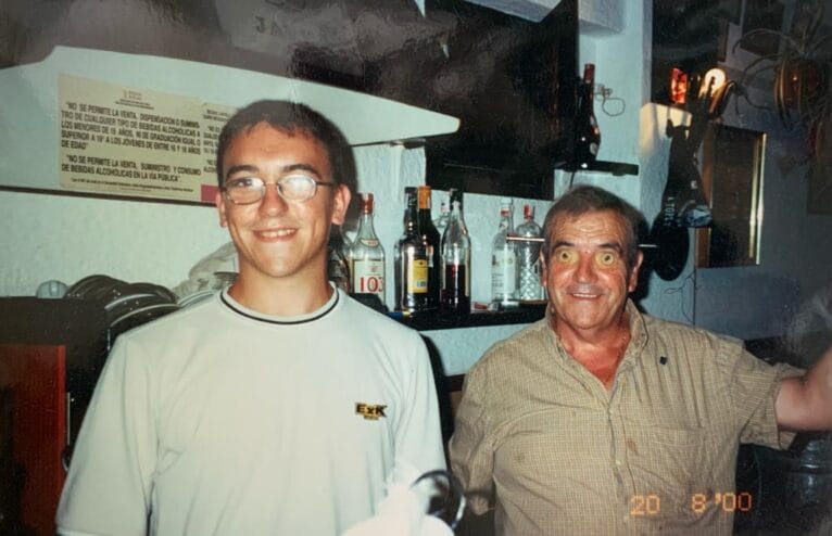 Bartolomé con su hijo en el Bar El Clavo con la diadema 'terrorífica'