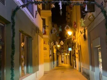 Calle Tossal de Baix adornada por Navidad