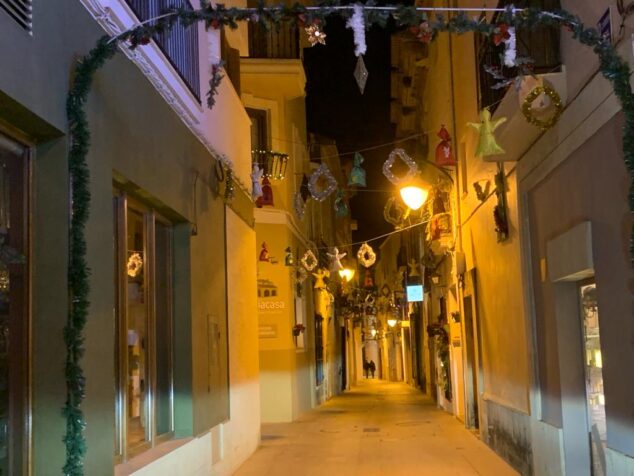 Imagen: Calle Tossal de Baix adornada por Navidad