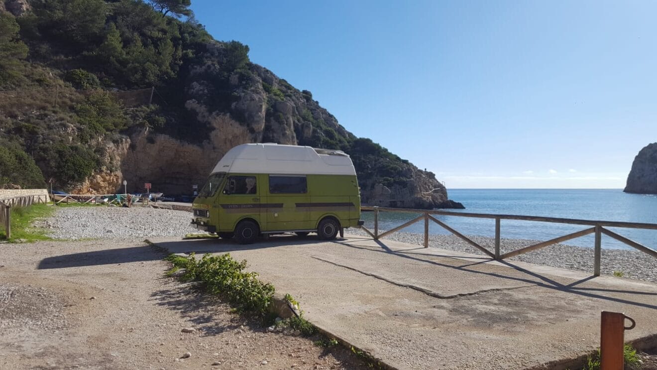 Camper estacionada en la Cala de la Granadella