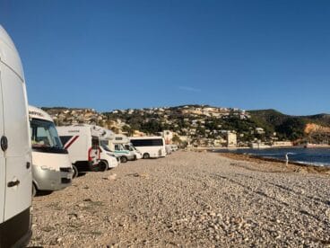 Caravanas estacionadas en el Primer Montañar de Xàbia