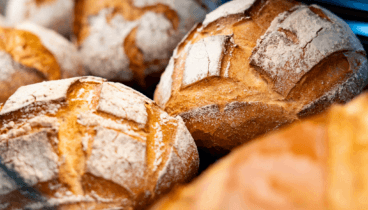 Crujiente pan de masa madre en Austríaco Café