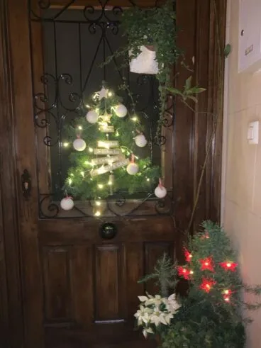 Decoración navideña en la entrada de las viviendas