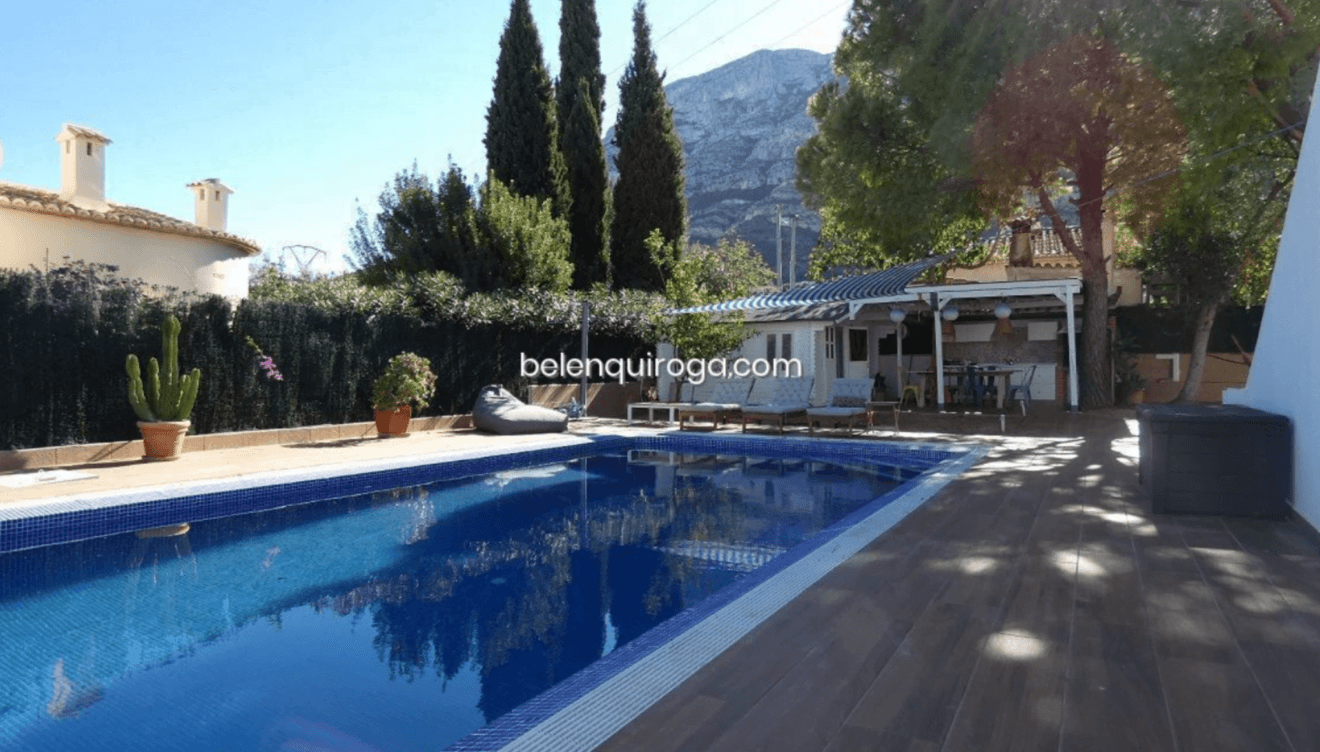 Descubre su gran piscina con vistas al Montgó