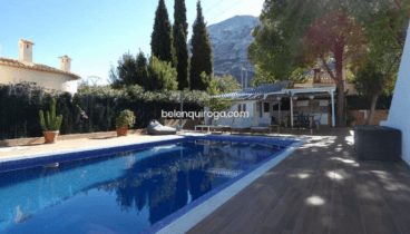 Descubre su gran piscina con vistas al Montgó