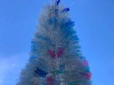 Detalle de la elaboración del árbol de navidad sostenible