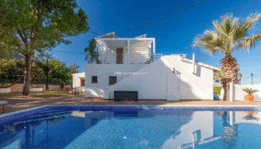 Disfruta del exterior de este chalet