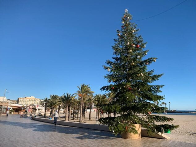 Imagen: El árbol de Navidad en el paseo de la playa del Arenal de Xàbia
