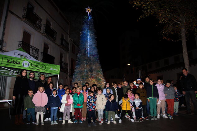 Imagen: Escolares en el encendido del árbol sostenible de Xàbia