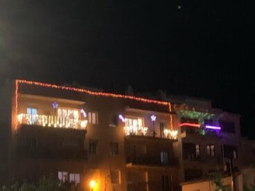 Fachada de luces navideñas