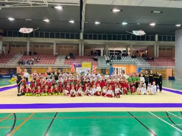 Gimnastas en el Festival de Navidad del Club Gimnàstica Rítmica Xàbia