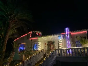 Iluminación navideña en la Casa de Mariela y Nestor