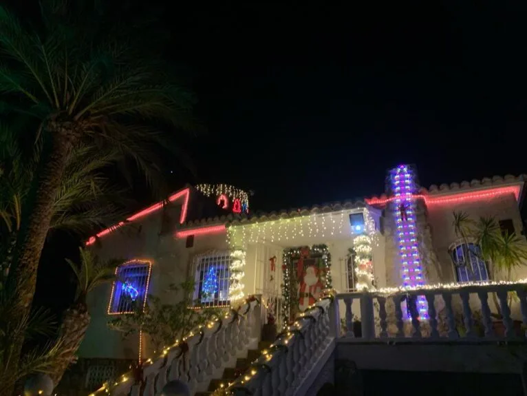 Iluminación navideña en la Casa de Mariela y Nestor
