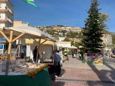 Mercado de artesanía navideño