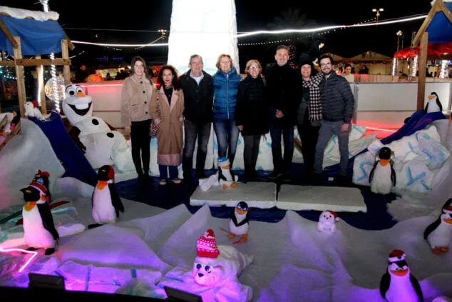 Imagen: Representantes municipales en la inauguración el Mercado de Navidad en el Arenal de Xàbia 2023