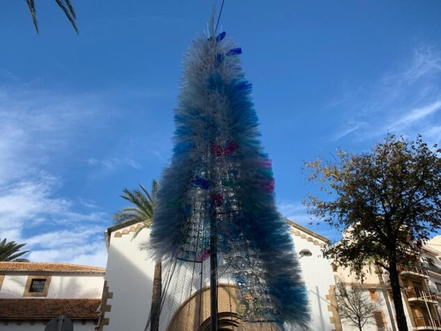 Imagen: Montaje del árbol de Navidad sostenible de Xàbia