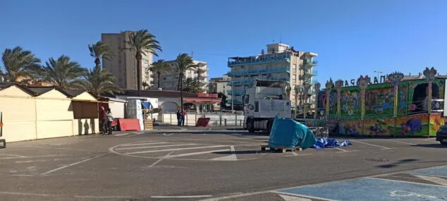 Imagen: Montaje del Mercado de Navidad y pista de patinaje en el Arenal