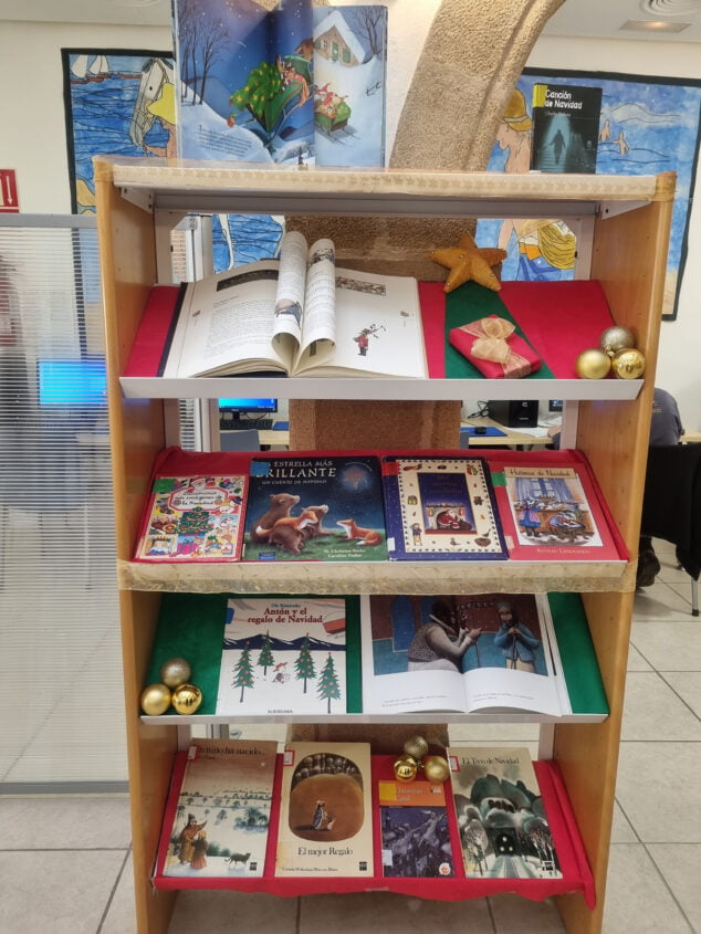 Imagen: Selección de libros de temática navideña en la Biblioteca Municipal de Xàbia