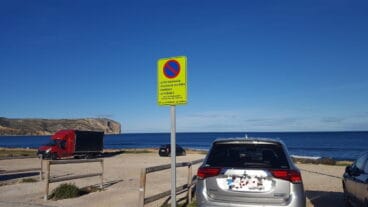 Señales que prohíben el estacionamiento de vehículos-casa en el Primer Montañar