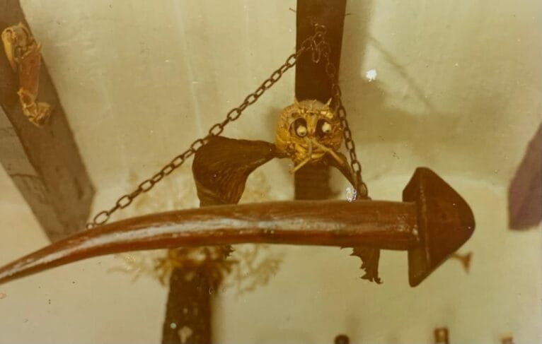 Símbolo del bar que cuelga sobre la barra de El Clavo Xàbia
