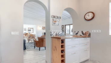 Un salón comedor amplio junto con la cocina