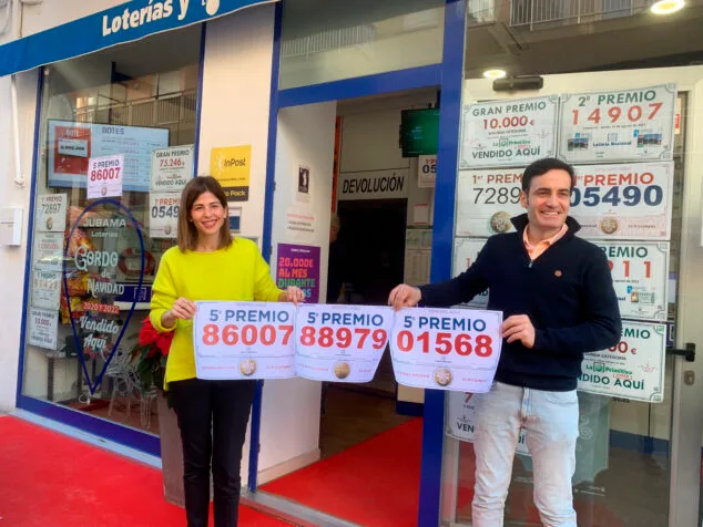 Imagen: Víctor Benlloch y Paula Berenguer, de la administración Jubama de Xàbia, con los tres Quintos Premios de la Lotería de Navidad 2024 vendidos