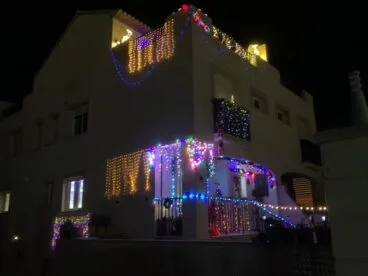 Vivienda de Xàbia con iluminación navideña
