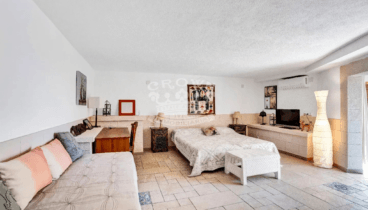 Amplia habitación de decorada con piedra