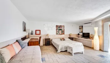 Amplia habitación de decorada con piedra