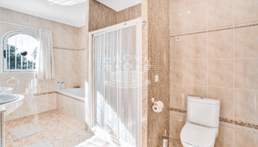 Amplio baño para relajarte