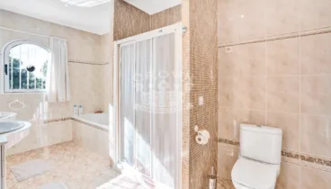 Amplio baño para relajarte