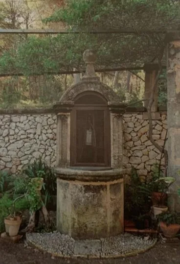 Antigua cisterna de piedra en el jardín de la Casa El Rebaldí | Foto Fco. Pérez de los Cobos