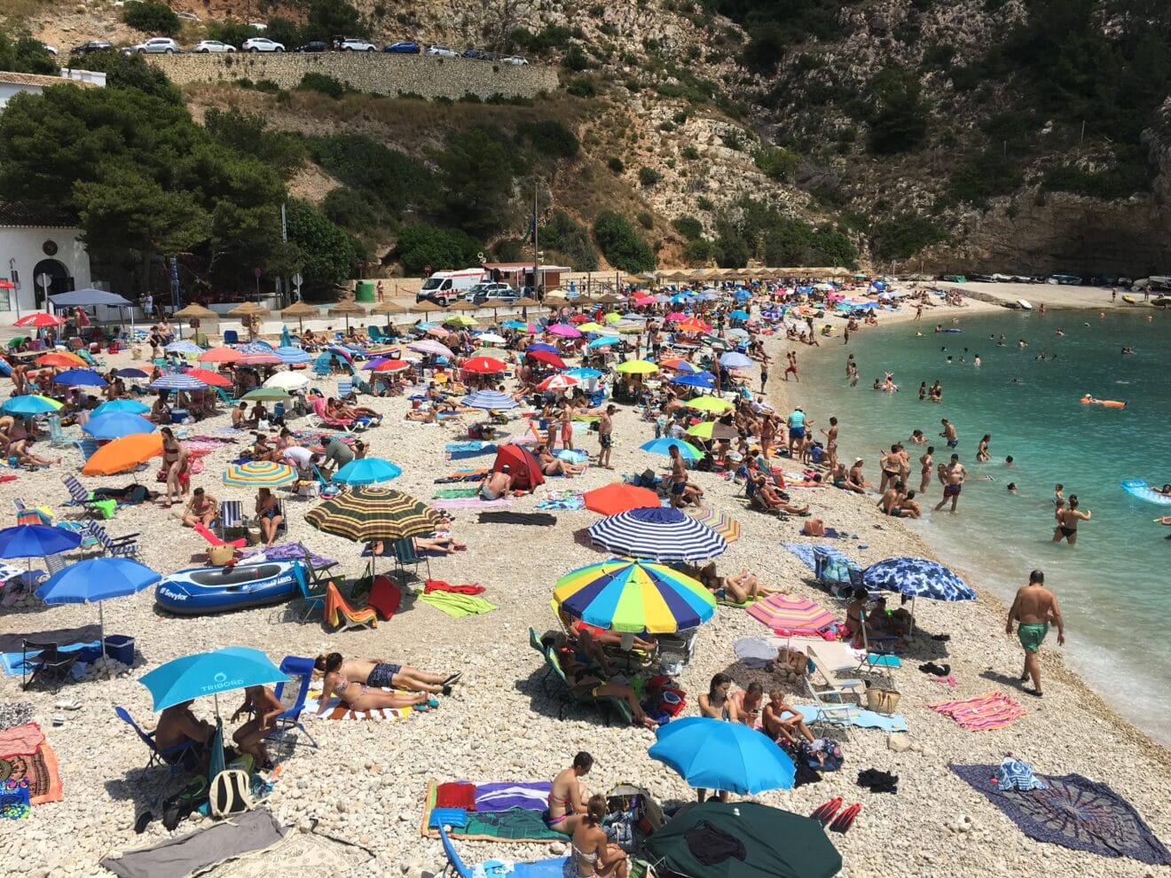 Bañistas en la Cala de la Granadella
