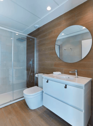 Baño completo con amplia ducha