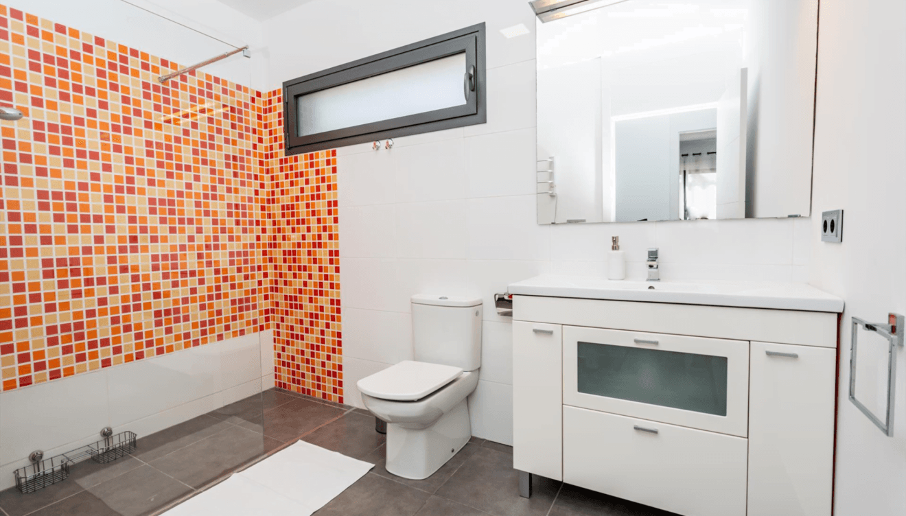 Baño completo para relajarte en esta villa