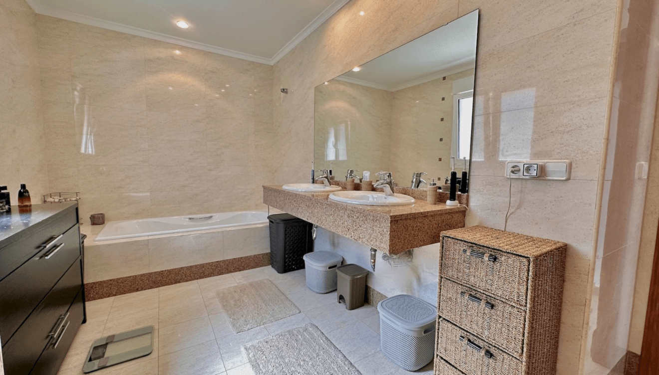 Baño doble moderno en la villa de Jávea