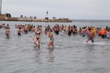 Baño solidario de Año Nuevo Xàbia 2024 (37)