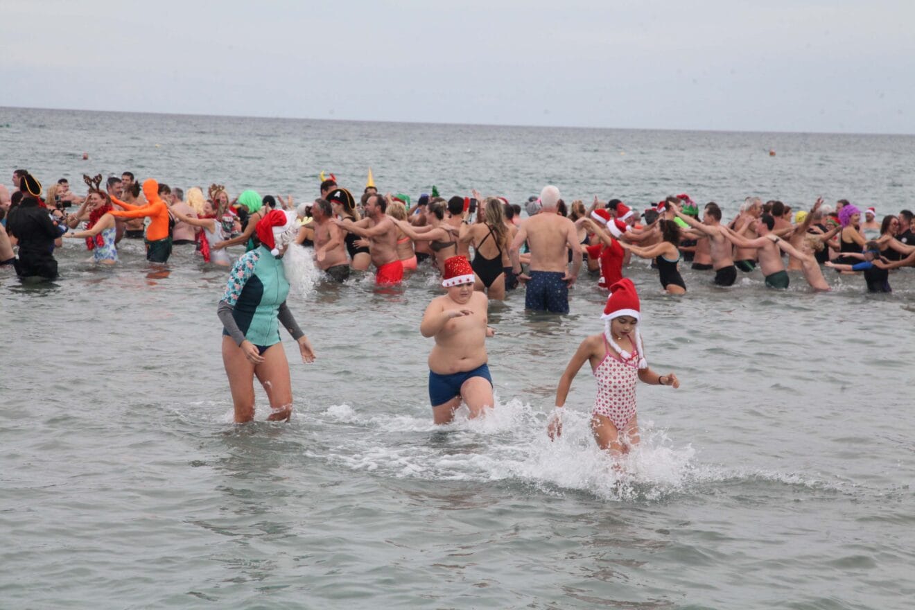 Baño solidario de Año Nuevo Xàbia 2024 (39)