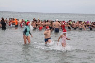 Baño solidario de Año Nuevo Xàbia 2024 (39)