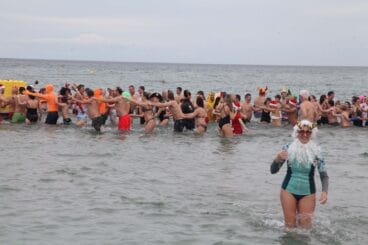 Baño solidario de Año Nuevo Xàbia 2024 (40)