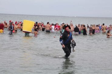 Baño solidario de Año Nuevo Xàbia 2024 (44)