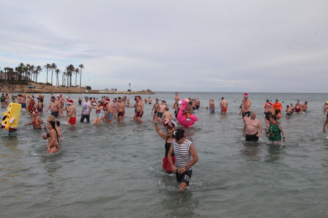 Baño solidario de Año Nuevo Xàbia 2024 (48)