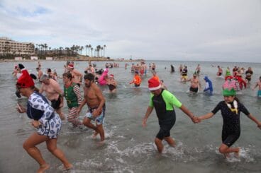 Baño solidario de Año Nuevo Xàbia 2024 (49)
