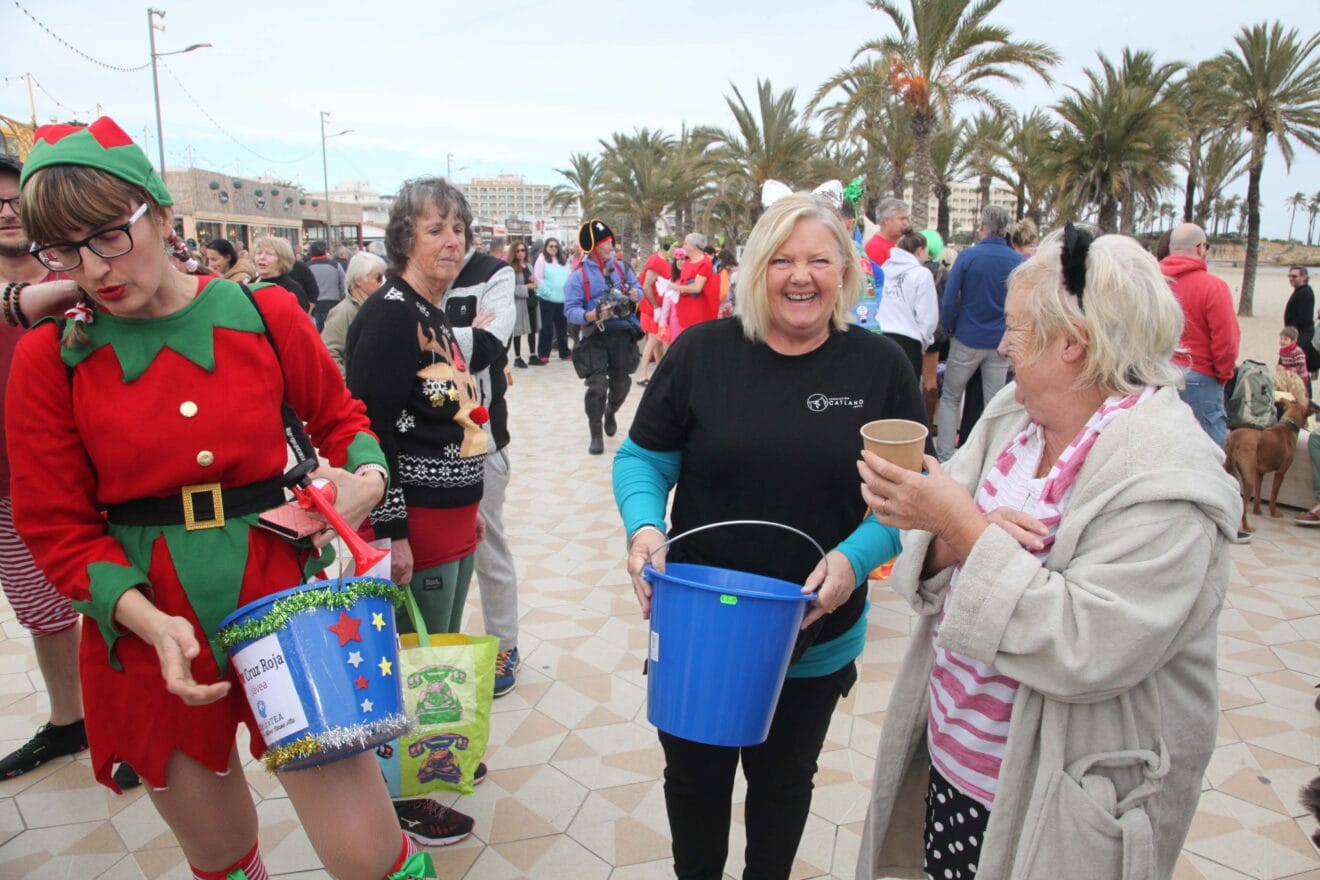 Baño solidario de Año Nuevo Xàbia 2024 (5)