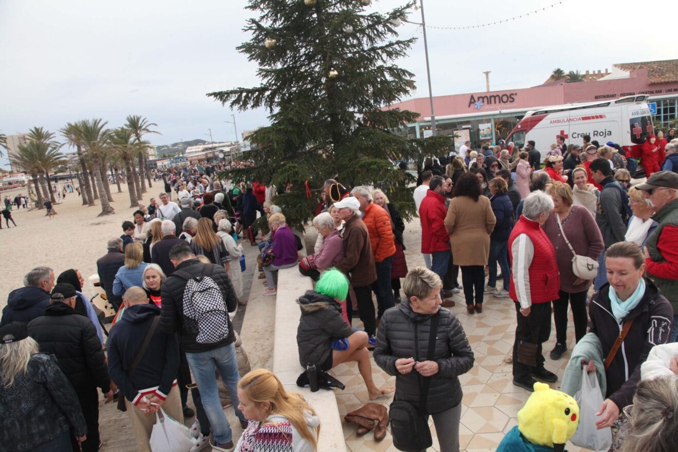 Baño solidario de Año Nuevo Xàbia 2024 (56)