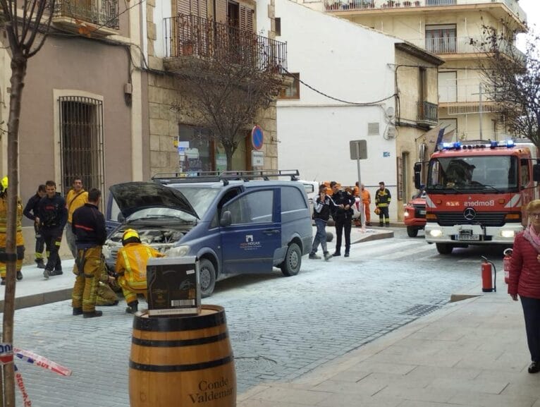 Bomberos interviene en el incendio de un vehículo en el centro histórico de Xàbia
